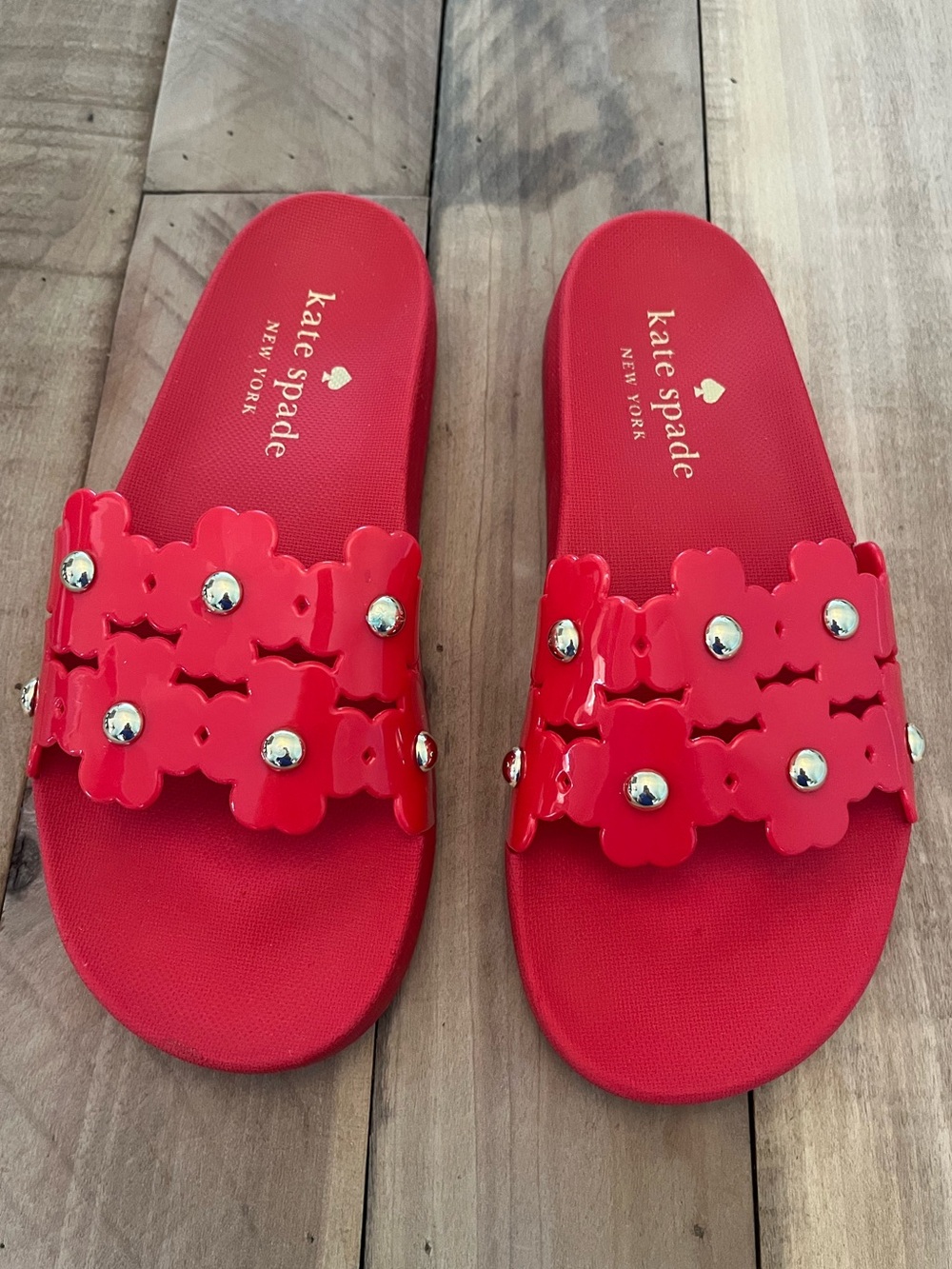 Kate Spade Daisy Pool Slide Sandal Size7B Red W/ Gold Studs Floral Embellishment